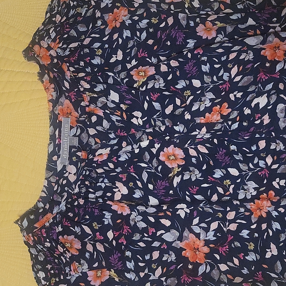 NWT Floral Blouse - Picture 2 of 4